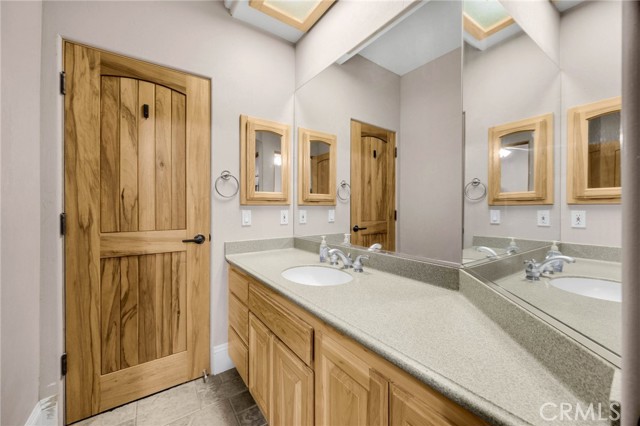 8277 Macron Street, Oak Hills CA: https://media.crmls.org/medias/3b7fd9d6-81da-4391-b5c2-20df73ec35f8.jpg