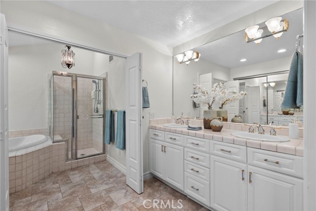 25383 Fortuna Drive, Valencia CA: https://media.crmls.org/medias/3b80c790-0764-4fc7-94e2-bf87424fc60b.jpg