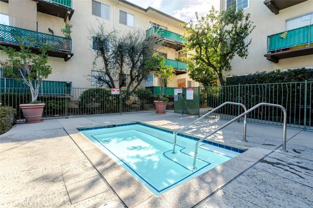 Detail Gallery Image 25 of 36 For 5460 White Oak, Encino,  CA 91316 - 2 Beds | 2 Baths