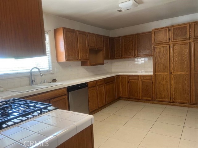 20828 Blythe Street, Winnetka CA: https://media.crmls.org/medias/3b8b3a21-9471-4a46-80bc-9e3882efb200.jpg