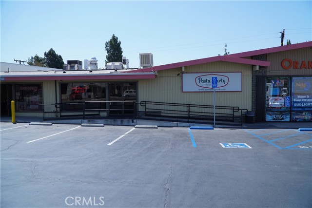 124 E Lincoln Ave, Orange CA: https://media.crmls.org/medias/3b8d9a4f-b22b-4970-b8fd-1014de1785d7.jpg