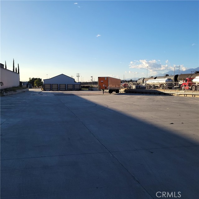 1960 S Date Avenue, Bloomington, California 92316, ,Commercial Lease,For Rent,1960 S Date Avenue,CRTR24237222