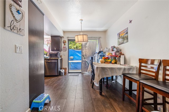 220 S Palm Avenue, Santa Paula CA: https://media.crmls.org/medias/3b905322-764e-46b1-a044-277e0842d9a7.jpg