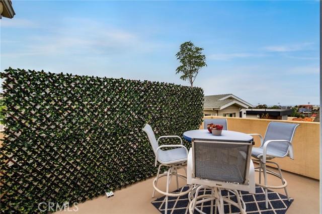 710 11th Street, Hermosa Beach, California 90254, 3 Bedrooms Bedrooms, ,2 BathroomsBathrooms,Residential,For Sale,11th,DW25221972