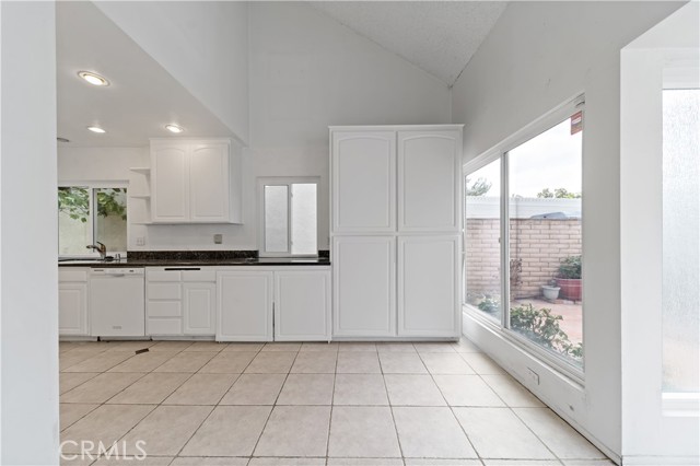 75 Willow Tree Lane, Irvine CA: https://media.crmls.org/medias/3b941eda-dd6f-4652-a077-6b51edab0efd.jpg