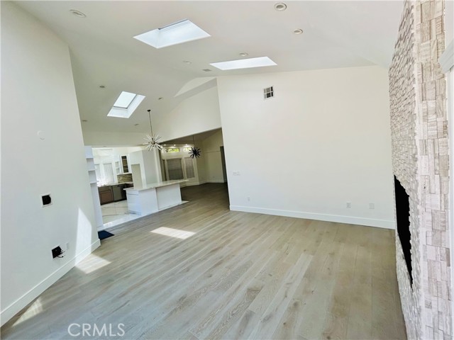 Detail Gallery Image 13 of 37 For 565 N Pasadena Ave, Pasadena,  CA 91103 - 3 Beds | 2/1 Baths