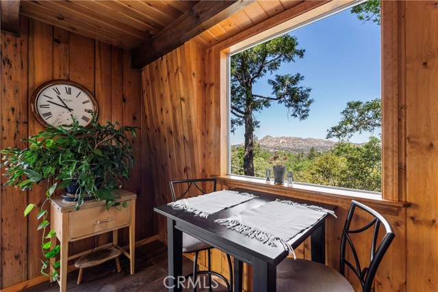 Detail Gallery Image 3 of 37 For 1555 Moon Dr, Lake Arrowhead,  CA 92352 - 2 Beds | 2 Baths