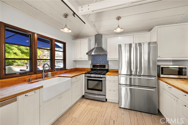 490 Agate, Laguna Beach CA: https://media.crmls.org/medias/3ba05089-9e7c-4a31-be49-254c46dab9dc.jpg