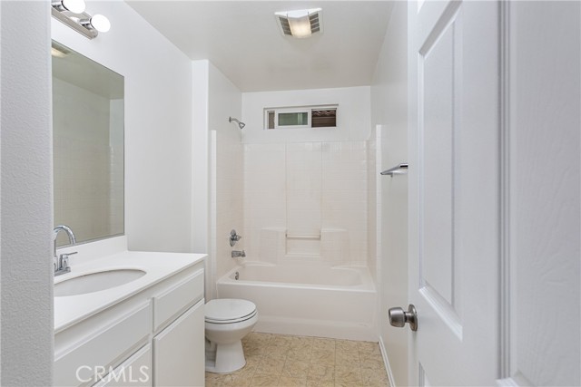 Detail Gallery Image 3 of 29 For 6840 De Celis Pl #32,  Van Nuys,  CA 91406 - 4 Beds | 4 Baths