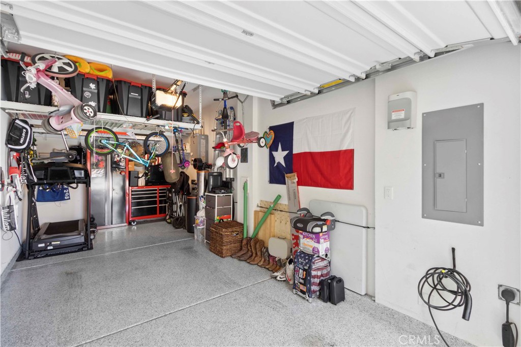 https://media.crmls.org/medias/3ba5b9a2-13f6-4cae-8f5b-e77a1ade5d4a.jpg?preset=X-Large