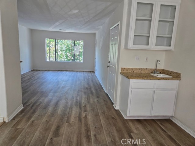 Detail Gallery Image 3 of 10 For 14701 Dickens St, Sherman Oaks,  CA 91403 - 2 Beds | 1 Baths