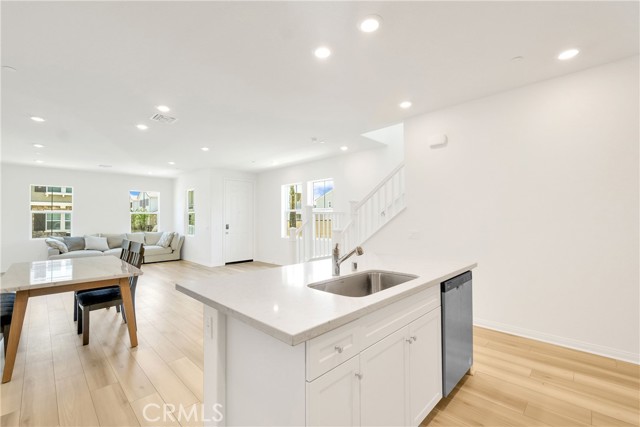 4009 E Coronado Privado, Ontario CA: https://media.crmls.org/medias/3ba8c52d-9d4f-4dca-84b0-38b7bb81b87a.jpg