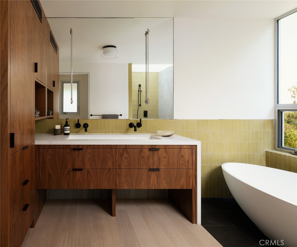 3ba994f5 6196 4c00 903a 33fd60ce5d7e