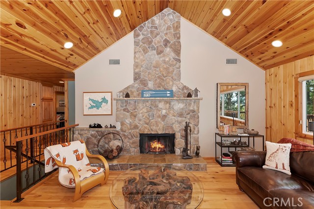 Detail Gallery Image 8 of 60 For 27276 Grizzly Ln, Lake Arrowhead,  CA 92352 - 4 Beds | 2 Baths