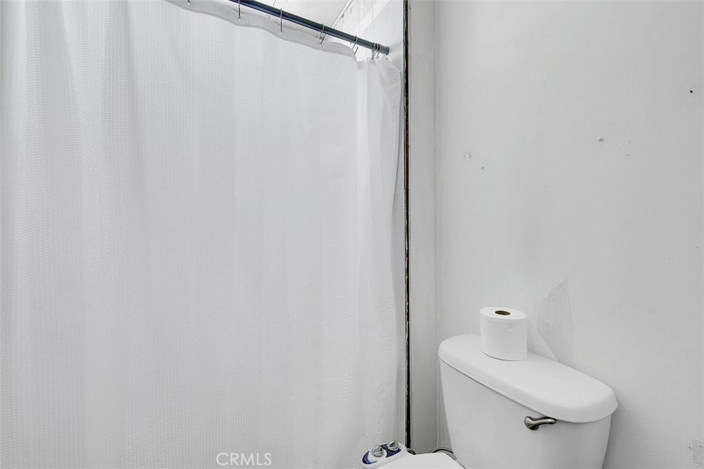 https://media.crmls.org/medias/3baa5564-f5d8-4bb3-9618-74d5d7aac0da.jpg?preset=X-Large