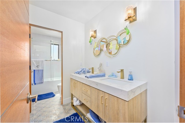 500 E Balboa Boulevard, Newport Beach CA: https://media.crmls.org/medias/3bab93b3-6d60-42dc-8e39-a2450529ca94.jpg