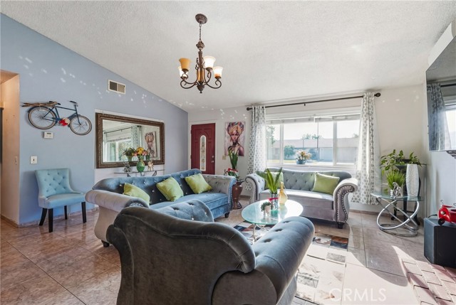 Detail Gallery Image 6 of 27 For 10531 Elm, Bloomington,  CA 92316 - 3 Beds | 2 Baths