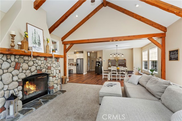 Detail Gallery Image 11 of 44 For 858 Grass Valley Rd, Lake Arrowhead,  CA 92352 - 4 Beds | 2/1 Baths