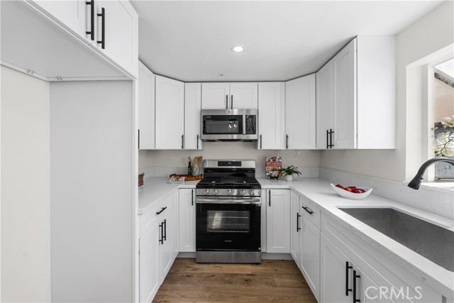 Detail Gallery Image 15 of 58 For 8800 Burnet Ave #15,  North Hills,  CA 91343 - 5 Beds | 3 Baths