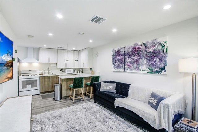 20200 Clark Street, Woodland Hills CA: https://media.crmls.org/medias/3bb9e163-c1f2-4b37-87ef-8d2d1f39dd03.jpg