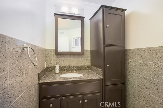 Detail Gallery Image 20 of 29 For 2057 Meadow View Ln, Costa Mesa,  CA 92627 - 2 Beds | 2/1 Baths