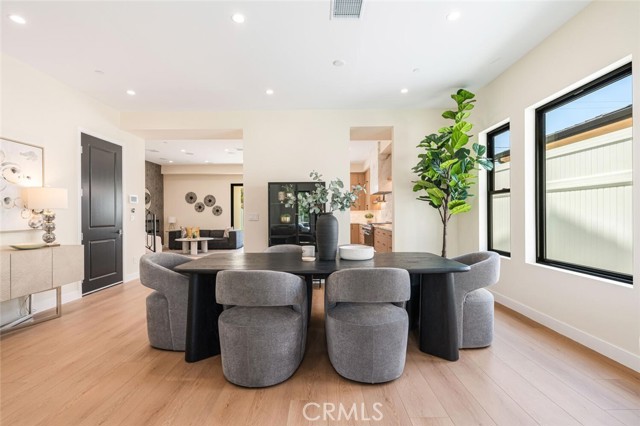 521 N Sparks Street, Burbank CA: https://media.crmls.org/medias/3bbf8060-52a9-4c8b-8111-cfa362001b2c.jpg