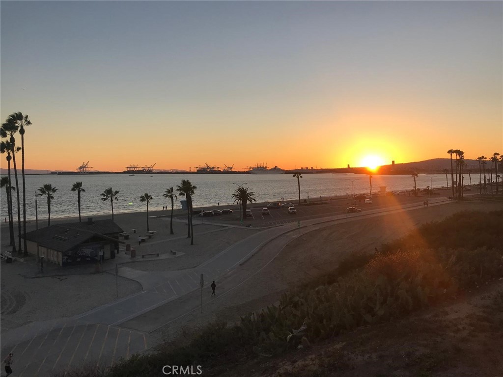 https://media.crmls.org/medias/3bc10d22-cdf4-4ea1-b870-4caebedf1806.jpg?preset=X-Large