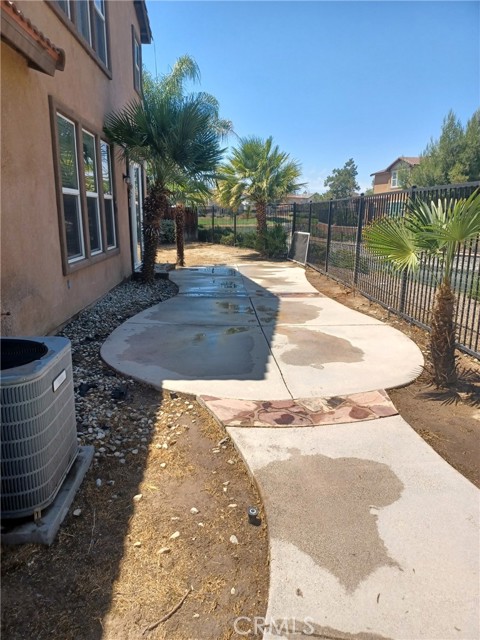 Detail Gallery Image 13 of 16 For 1410 Butterfly Ct, Hemet,  CA 92545 - 4 Beds | 3/1 Baths