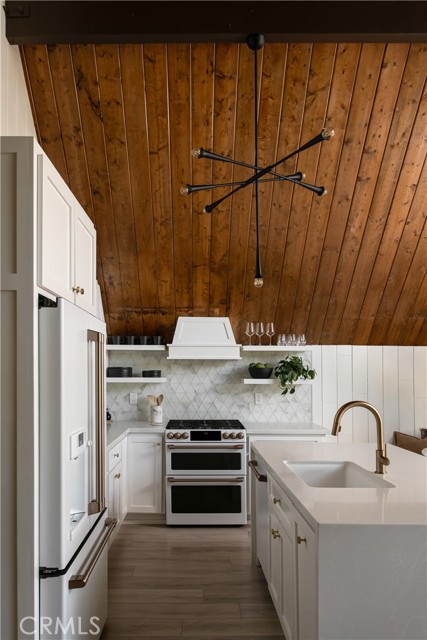 Detail Gallery Image 5 of 25 For 27663 North Bay Rd, Lake Arrowhead,  CA 92352 - 4 Beds | 3 Baths