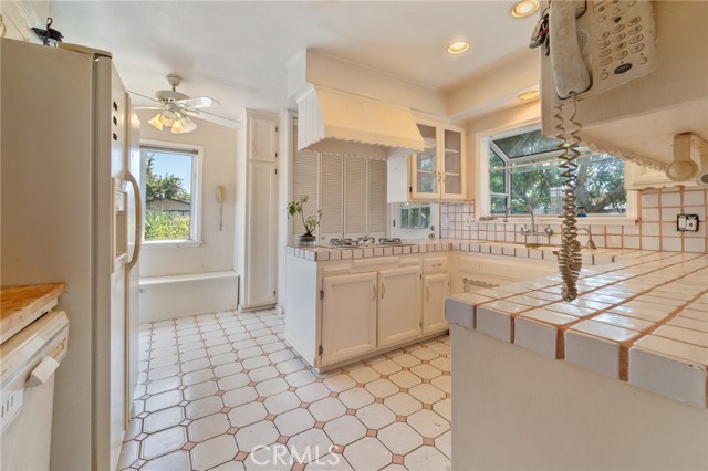 6913 Rubio Avenue, Lake Balboa CA: https://media.crmls.org/medias/3bc515c9-bf76-43f0-9fb1-aca9b31df1a0.jpg