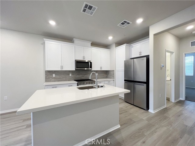 Detail Gallery Image 4 of 20 For 223 Aurora Ln, Pomona,  CA 91767 - 3 Beds | 3 Baths