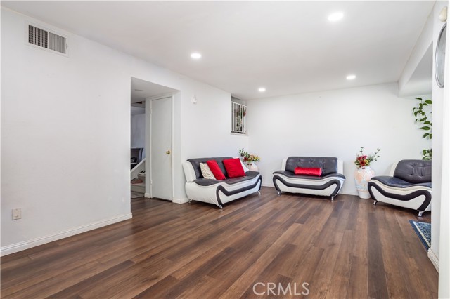 Detail Gallery Image 12 of 34 For 10125 De Soto #45,  Chatsworth,  CA 91311 - 3 Beds | 3 Baths