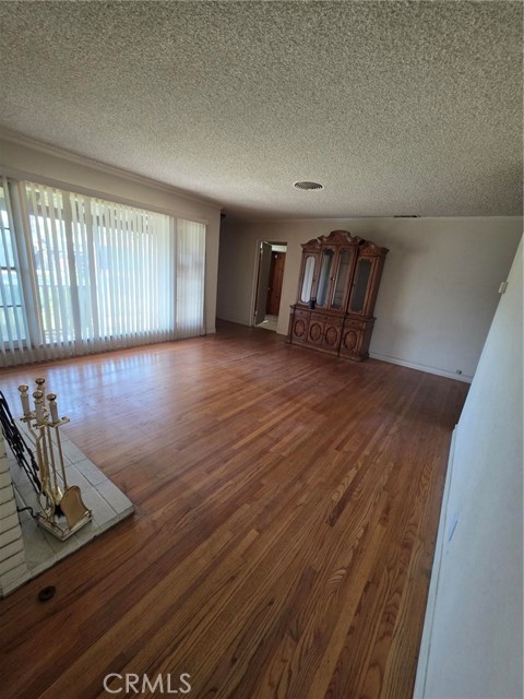 Detail Gallery Image 4 of 13 For 520 Country Club Lane, San Bernardino,  CA 92404 - 3 Beds | 1/1 Baths