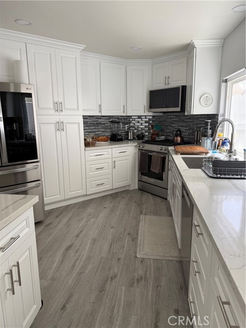 305 21st Street, Huntington Beach CA: https://media.crmls.org/medias/3bc75b14-6e0c-48b2-9496-9ec81ad7db1c.jpg