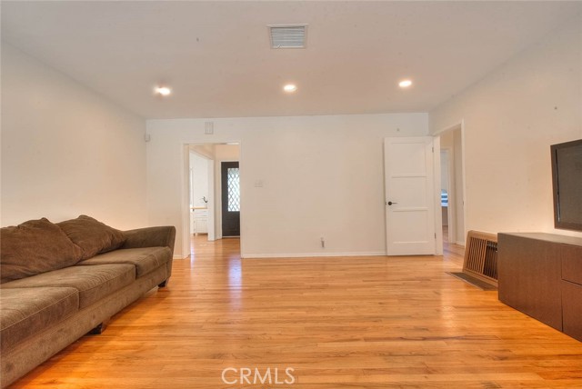 Detail Gallery Image 4 of 25 For 4746 Obispo Ave, Lakewood,  CA 90712 - 4 Beds | 2 Baths