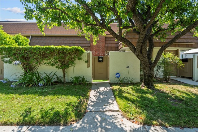 Detail Gallery Image 2 of 45 For 10214 Larwin Ave #3,  Chatsworth,  CA 91311 - 4 Beds | 3 Baths