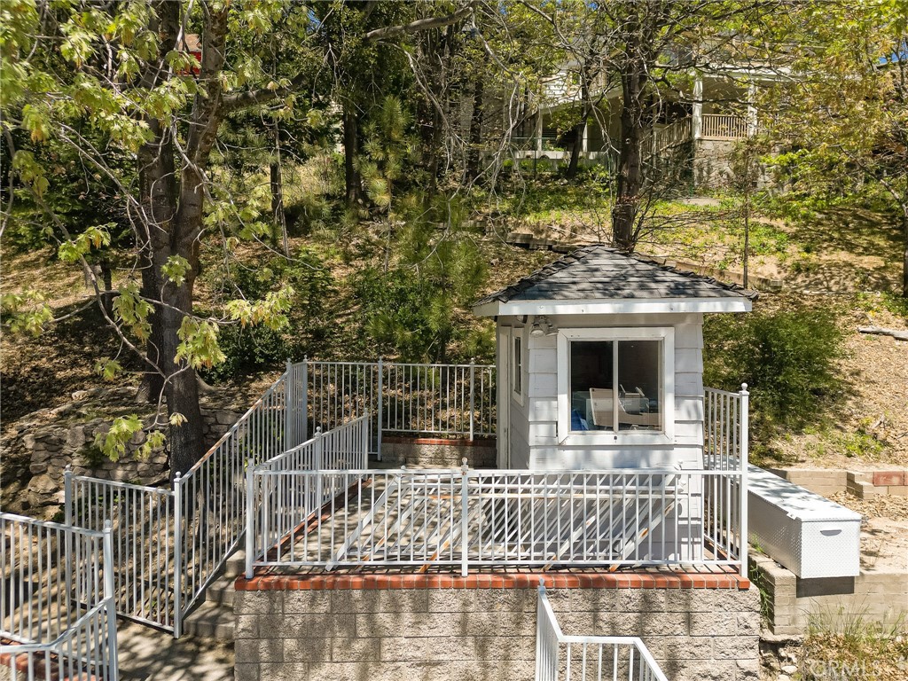 https://media.crmls.org/medias/3bc80335-83f3-4d82-8c5d-e1860b1ceaa7.jpg?preset=X-Large