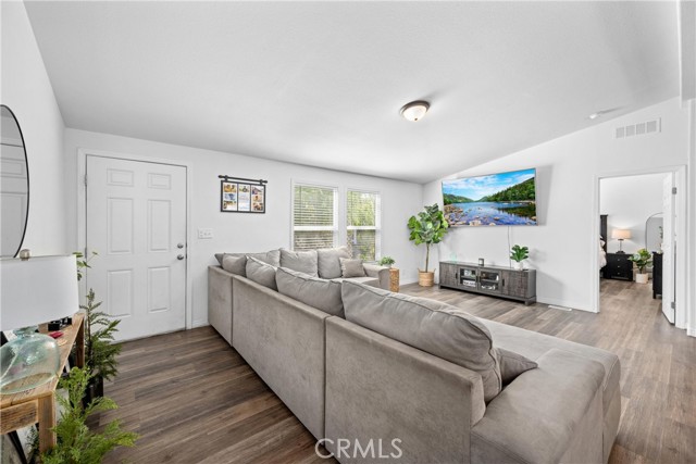 913 S Grand Avenue, San Jacinto CA: https://media.crmls.org/medias/3bca02ea-7c49-4335-9eac-3660d9f362a2.jpg