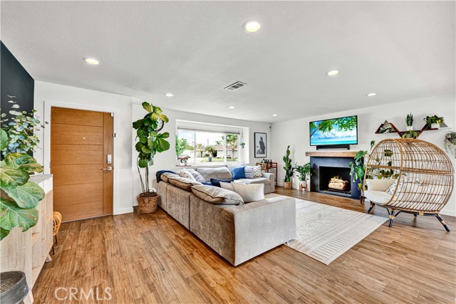 2218 S Linda Way, Santa Ana CA: https://media.crmls.org/medias/3bcc16f9-6395-41e3-93a0-f0e2c8ccd73d.jpg