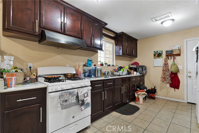 5834 Norman Way, Riverside CA: https://media.crmls.org/medias/3bcc4211-a265-49dd-9a8b-91d20ae5f5f7.jpg