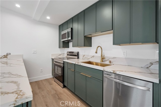 Detail Gallery Image 7 of 32 For 10028 Shoup, Chatsworth,  CA 91311 - 2 Beds | 2 Baths