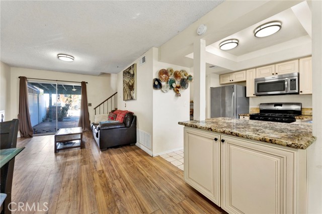 Detail Gallery Image 11 of 31 For 14141 Polk St #1,  Sylmar,  CA 91342 - 3 Beds | 1/1 Baths