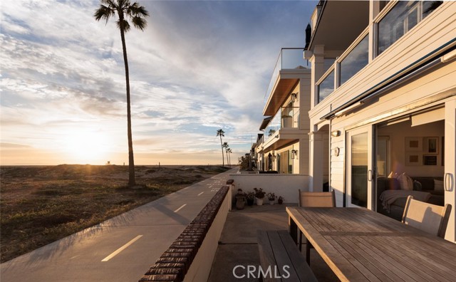 Detail Gallery Image 17 of 19 For 116 E Oceanfront, Newport Beach,  CA 92661 - 3 Beds | 2/1 Baths