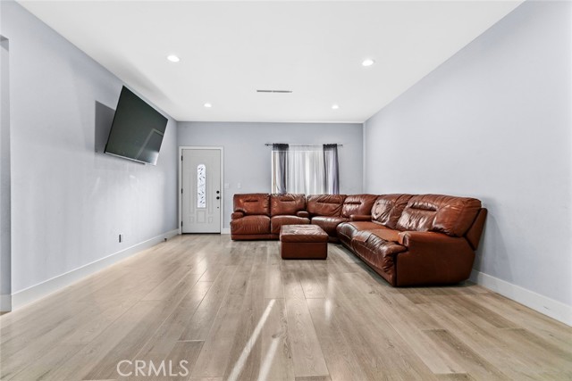 Detail Gallery Image 6 of 25 For 8436 Amboy, Sun Valley,  CA 91352 - 5 Beds | 3 Baths