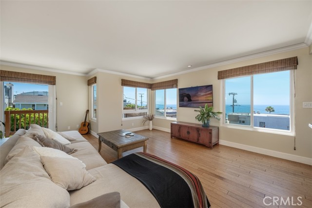 Detail Gallery Image 4 of 44 For 125 38th St, Manhattan Beach,  CA 90266 - 3 Beds | 3 Baths