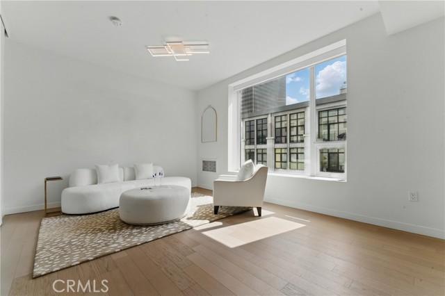 1050 S Grand Avenue, Los Angeles CA: https://media.crmls.org/medias/3bd380f9-b736-4837-b014-a9e25c8e4e19.jpg