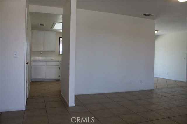 Detail Gallery Image 4 of 33 For 14400 Woodland Dr, Victorville,  CA 92395 - 3 Beds | 2 Baths