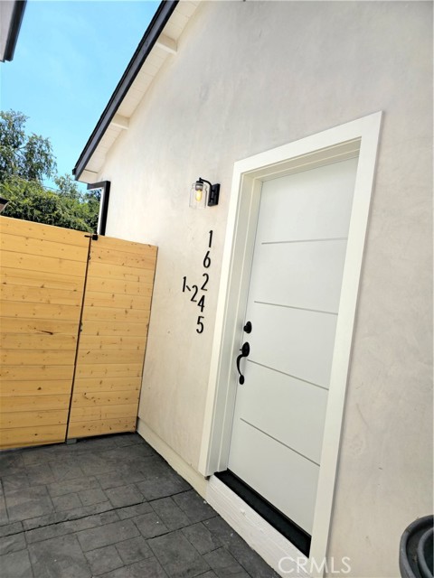 16245 1/2 Chatsworth Street, Granada Hills CA: https://media.crmls.org/medias/3bd8528d-fcdc-4a67-83b3-acdb5dc05a67.jpg