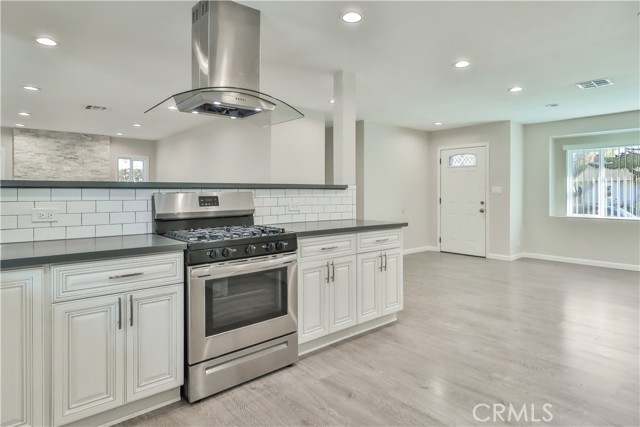 Detail Gallery Image 10 of 41 For 21053 Burton St, Canoga Park,  CA 91304 - 3 Beds | 2 Baths