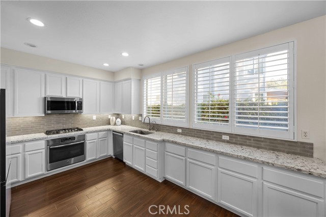 Detail Gallery Image 9 of 38 For 27503 Wellsley Way, Valencia,  CA 91354 - 4 Beds | 3 Baths